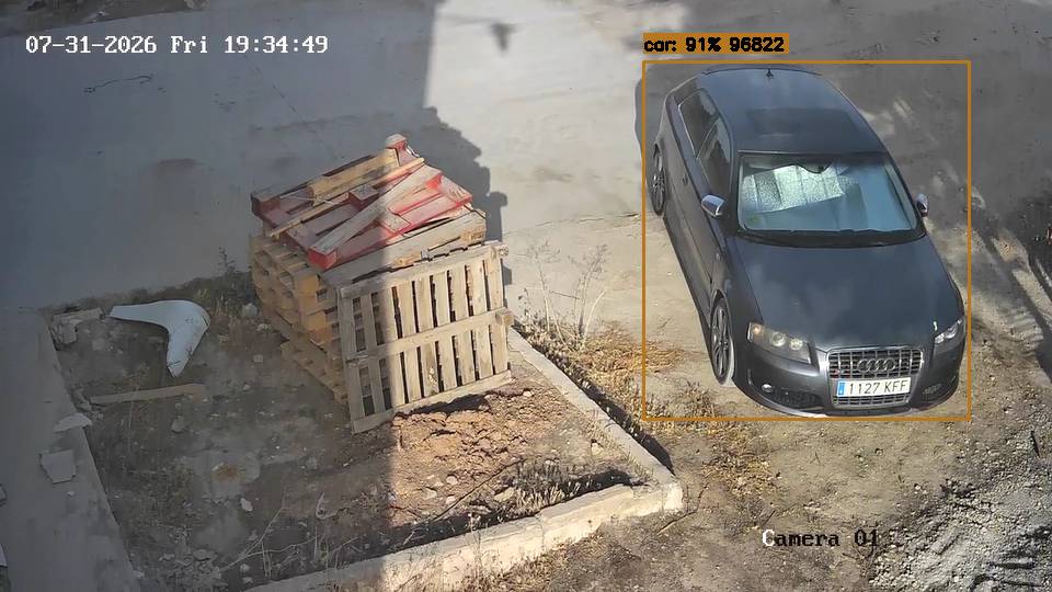 Fotograma de una cámara de vigilancia con un vehículo detectado y marcado por el sistema.
