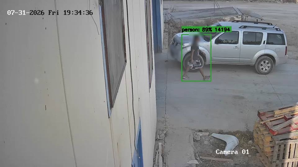 Detección de personas: fotograma de una cámara de seguridad en producción con una persona rodeada por un recuadro verde y la etiqueta «person» con su porcentaje de confianza.